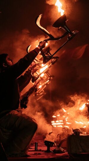 Ceremonia Aarti pe malul fluviului Gange